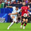 João Palhinha (links) im Trikot der portugiesischen Nationalmannschaft im Spiel gegen Georgien. Palhinha wechselt vom FC Fulham zum FC Bayern.