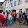 Bei einem gemeinsamen Spaziergang durch die Stadt haben Bürgerinnen und Bürger in Oettingen über die Zukunft der Stadt diskutiert.
