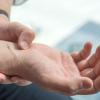 Schmerzen und Kribbeln in den Fingerspitzen und der Hand sind oft auf ein Karpaltunnelsymdrom zurückzuführen.