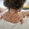 Bei vielen Menschen ist die hintere Nackenmuskulatur überdehnt - Ausgangspunkt für ein schmerzhaftes Ziehen.