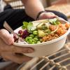 Bowl statt Fastfood: Wer seine Ernährung etwas gesünder ausrichtet, tut Gutes für die Cholesterinwerte.