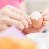 Das Ei darf weiterhin sein, zumindest hin und wieder. Verbietet man sich alle Lebensmittel mit Cholesterin, produziert der Körper es einfach selbst.