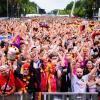 Deutschland-Fans jubeln in der Fanzone am Brandenburger Tor.