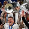 Toni Kroos wird als Deutscher Fußball Botschafter geehrt.