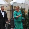 Im letzten Jahr mussten sich Angela Merkel und Ehemann Joachim Sauer auf den Weg ins Bayreuther Festspielhaus mit Regenschirmen schützen. (Archivfoto)