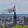 Der Turm der Kathedrale von Rouen brannte am Donnerstagmittag. Feuerwehrleute brachten das Feuer unter Kontrolle.