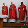 Pater Rochus Wiedemann OSB, Weihbischof Florian Wörner und Pfarrer Jean Kapena (v.l.) beim Firmgottesdienst in der Magnuskirche.