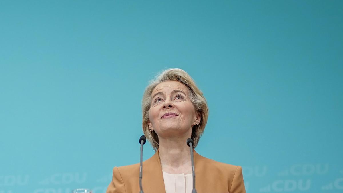 Ursula-von-der-Leyen-leistet-Erste-Hilfe-im-Flugzeug