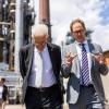 MiRO-Chef Andreas Krobjilowski hat Ministerpräsident Winfried Kretschmann (Grüne) über Deutschlands größte Ölraffinerie geführt.