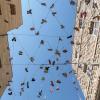 120 Paar Schuhe, als Installation in der Jerusalemer Innenstadt aufgehängt, erinnern an das Los der israelischen Geiseln in der Gewalt der Hamas.