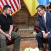 Immer auf der Suche nach Unterstützung: Der Sprecher des US-Repräsentantenhauses, Mike Johnson (r) trifft sich mit dem ukrainischen Präsidenten Wolodymyr Selenskyj im Kapitol.