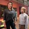 Anna (Alwara Höfels) mit ihrem Sohn Paul (Filip Wyzinski) im Museum,