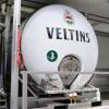 Zwei frisch gezapfte Biergläser stehen vor einem 3000-Liter-Tank der Brauerei Veltins. Der Tank ist in einen Lastwagen montiert und wird zur Belieferung der Gastronomie mit sogenanntem Tankbier genutzt.