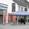 Ermittler des LKA Bayern sichern Spuren vor der Raiffeisenbank in Vöhringen. Dort wurden in der Nacht zum Donnerstag zwei Geldautomaten gesprengt.
