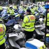 Stilles Gedenken am Straßenrand: Während Trauermarsch und Motorradkolonne an ihnen vorbeiziehen, schweigen die Kolleginnen und Kollegen des gestorbenen Motorradpolizisten.