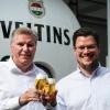 Volker Kohl (l), für den Vertrieb zuständiger Geschäftsführer der Brauerei Veltins, steht neben Fabian Veltins, Neffe der Inhaberin und Geschäftsführerin Veltins. Der 61-jährige Kuhl rückt im Januar 2025 zum Sprecher der Geschäftsführung auf. Der 34-jährige Veltins durchläuft derzeit verschiedene Stationen in der Firma, er soll perspektivisch zum möglichen Unternehmenschef aufgebaut werden.