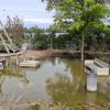 Der Baggersee im Naherholungsgebiet Hamlar hat noch immer Hochwasser. Deshalb ist der Spielplatz am Ufer weiter gesperrt. 