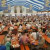 Gut besetzt ist das Festzelt auf dem Aichacher Volksfest beim Seniorennachmittag. 