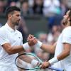 Novak Djokovic (l) steht nur wenige Woche nach einer Knie-Operation im Wimbledon-Finale.