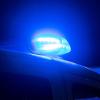 Ein Blaulicht leuchtet auf dem Dach eines Polizeiwagens. Nach einem mutmaßlichen Gewaltdelikt in Oberbayern hat die Polizei einen toten Mann in einem Einfamilienhaus gefunden.