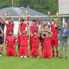 Stolzer Sieger: Das Team von TGB Günzburg bejubelt den Erfolg im Turnier um die Stadtmeisterschaft im Fußball. 3. Bürgermeister Anton Gollmitzer wird den Pokal überreichen.