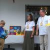 Erzieherin Heike Lang (links) überreichte an Marlene Weiss und Ronald Kraus 
für ihre inzwischen 30-jährige ehrenamtliche Tätigkeit als Vorstände eine 
Medaille, einen Regenbogenkinder Wein und einen Blumenstrauß.
﻿