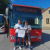 Ralf Kreutzer, der Niederlassungsleiter RVO Werdenfels und Dominik Basedow, Mitorganisator des Ferienbusses der Pfadfinder Stamm Lechrain freuen sich, den Sommerbus wieder anbieten zu können. 