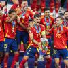 Die offiziell beste Mannschaft der Europameisterschaft: Spanien feiert den EM-Pokal, mit Kapitän Alvaro Morata.