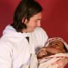 Lionel Messi hält 2007 das Baby Lamine Yamal im Arm.