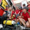 Die Feuerfüchse aus Bonstetten lernen das Feuerwehrfahrzeug näher kennen.