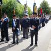 Ein langer Umzug zieht in Hörmannsberg vom Ehrenmal zum Festplatz, wo das 140-jährige Jubiläum des Soldaten- und Veteranenvereins Ried 1884 gefeiert wird.