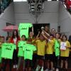 Die Grundschule Oettingen siegte im Supercup. Den Pokal und die Sieger-T-Shirts überreichten Alina Schmidt (hinten links) und die Fachberater Tobias Trüdinger (hinten Mitte) und Kathrin Schiele (hinten rechts).