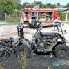   Bei Mäharbeiten an der Wertach in Göggingen ging das Fahrzeug plötzlich in Flammen auf.                                   -  