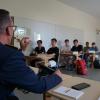 Mit einem Jugendoffizier der Bundeswehr diskutierte eine zehnte Klasse am Neuburger Descartes-Gymnasium über die neue Wehrpflicht.
