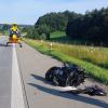 Bei einem Unfall auf der Autobahn A8 nahe Adelzhausen wurde am Montagvormittag ein Motorradfahrer schwer verletzt. 