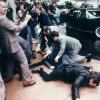 Der amerikanische Präsident Ronald Reagan ist am 30. März 1981 nach einer Gewerkschaftsveranstaltung auf dem Weg zu seinem Wagen, als Schüsse fallen. Ein 25-jähriger Student feuert insgesamt sechsmal, eine Kugel prallt am Panzerglas der Limousine ab und verletzt Reagan schwer. Er überlebt jedoch. Das Bild zeigt die Festnahme des Attentäters John Hinckley Jr.