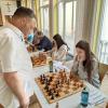 Schach-Großmeister Rainer Buhmann ist beim Simultan-Turnier beim SK Kriegshaber ziemlich gefordert. Hier gegen zwei Vertreterinnen der spielstarken Damenriege, Anna Pidkuyko (vorne) und Julia Linde (dahinter.) 