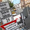 Eine Großbaustelle in der Ulmer Straße sorgt seit Montag für Verkehrsbehinderungen - und für Unmut bei Fahrgästen.