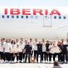 Wenige Minuten nach der Landung der Iberia-Maschine aus Berlin in der spanischen Hauptstadt präsentieren die Spieler und die Begleitmannschaft den begehrten Pokal.