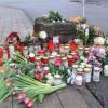 Blumen und Kerzen am Tatort zum Gedenken an das junge Opfer: Ein 18-Jähriger steht von Dienstag an vor dem Landgericht Heidelberg, weil er seine Ex-Freundin in der gemeinsamen Schule in St. Leon-Rot bei Heidelberg erstochen haben soll.