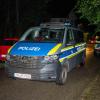 Polizei ist in der Nacht in Herrsching am Ammersee im Einsatz. In einem Einfamilienhaus im Herrschinger Ortsteil Mühlfeld hatten Polizisten nach einem Notruf am Freitagabend die Leiche eines 74-Jährigen gefunden.