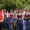 Sie hatten im Fischacher Pfarrgarten einen wunderbaren Ort für ihre Benefiz-Serenade gefunden: Das Große Blasorchester des Musikvereins Fischach mit seinem Dirigenten Patrick Egge. 