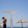 Stranddusche südlich von Athen: Die griechischen Behörden haben vor einer drohenden Hitzewelle während der Sommerreisezeit gewarnt. Vielerorts wird das Wasser knapp.