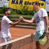 Handshake zwischen Ermis Tsiantaris (TC Mering) und Alexander Leischner.