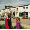 Im Jahr 1994 wurde der Neubau des Kindergartens an der Weinstraße fertiggestellt. Doris und Angelika stehen vor dem Neubau. Sie verbrachten ihre Kindergartenzeit aber noch in den Räumen im Caritasheimes.