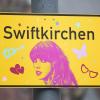 Gelsenkirchen trägt einen neuen Namen. Für drei Tage wird die Stadt zu „Swiftkirchen“. Taylor Swift spielt drei Konzerte auf Schalke. Danach geht es weiter nach Hamburg und München. 