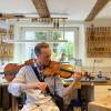 Der Geiger und Mitglied der Wiener Symphoniker, Matthias Honeck, testet eine wertvolle Geige im Ulmer Geigenbauatelier der Familie Eckstein. 