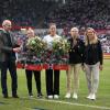 Verabschiedung vor dem Spiel gegen Österreich: Svenja Huth und Melanie Leupolz