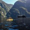 Ausflug im Padelboot im Crooked Arm. Die «Fiordland Navigator» wartet derweil.