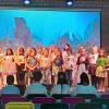 Der Chor der Affinger Grundschule zeigte zusammen mit einer Klasse der Martinschule und dem P-Seminar „Theater verbindet“ des Augsburger Rudolf-Diesel-Gymnasiums im Foyer des Staatstheaters eine engagierte Performance.